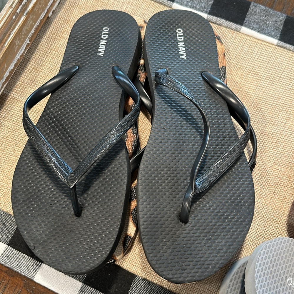 Five pairs of flip flops! - Picture 3 of 6